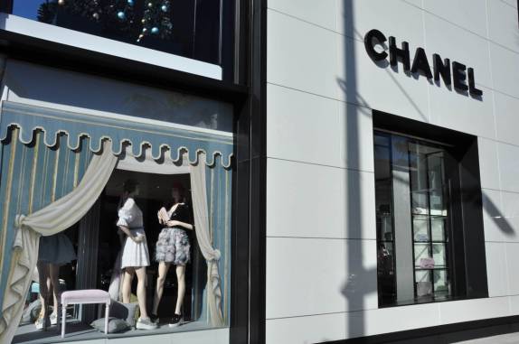 Só há lojas de marca bem 'baratinha' na Rodeo Drive, em Beverly Hills, bairro de Los Angeles, na Califórnia - Estados Unidos